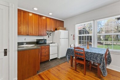 04_15657Lakeshore_13_5_Kitchen_LowRes
