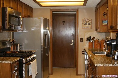 New 3cm granite and flooring.