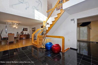 (5) ENTRY FOYER