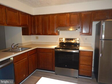 6029 Rowanberry Dr, Elkridge, MD 21075 - photo 2