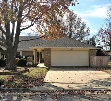 912 W Linden St, Rogers, AR 72756 - photo 2