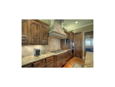 Professional grade appliances & loads of cabinetry