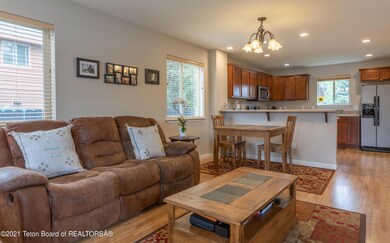 Lining room to kitchen