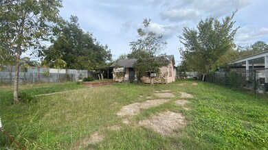 8038 Nellie St, Houston, TX 77022 - photo 5