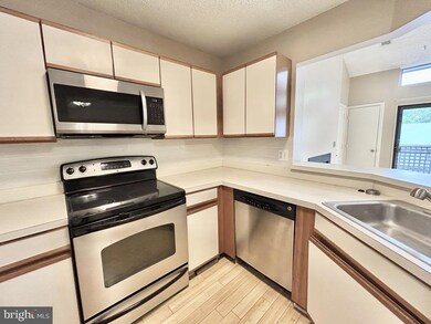 11739 Summerchase Cir, Reston, VA 20194 - photo 6