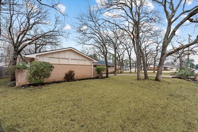 520 W Pleasantview Dr, Hurst, TX 76054 - photo 6