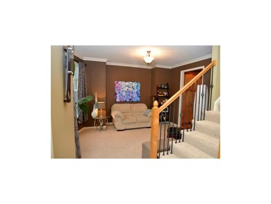 Flexible dining room space with bay window, and bu