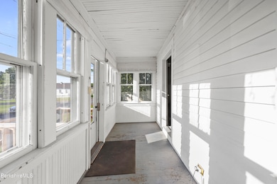 8 Mohegan St, Pittsfield, MA 01201 - photo 4