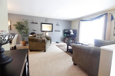 44 Clive Dr NW, Cedar Rapids, IA 52405 - photo 3