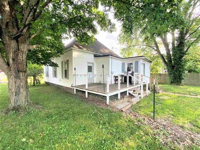 502 W 3rd St, Flora, IL 62839 - photo 3