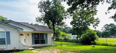 1014 Robinson St, Alvin, TX 77511 - photo 3