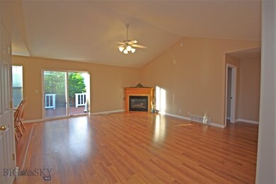 Gorgeous Vaulted Livingroom, Ready to Move In