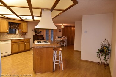 Huge eat-in Kitchen