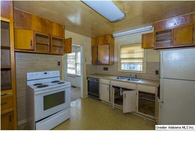 Bright Kitchen with plenty of cabinet space/room t
