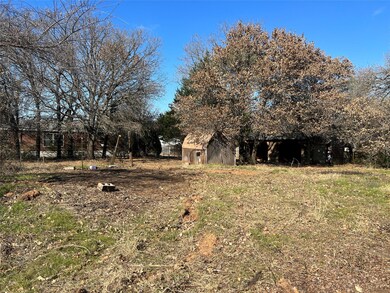 View of yard featuring a shed