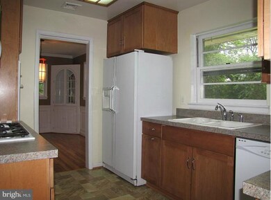 2123 Reynolds St, Falls Church, VA 22043 - photo 5