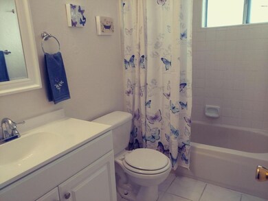 Lovely Full Bathroom!