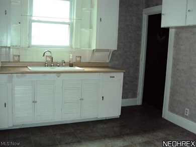 2327 E 29th St, Lorain, OH 44055 - photo 2