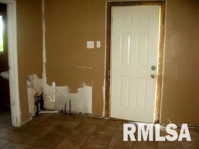 2142 W 49th St, Davenport, IA 52806 - photo 5