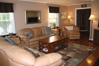 244 E Proctor Rd, Center Rutland, VT 05736 - photo 3