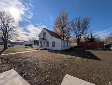 403 Elm St, Wamego, KS 66547 - photo 2