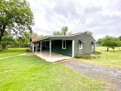 411 N Howey St, Chouteau, OK 74337 - photo 4