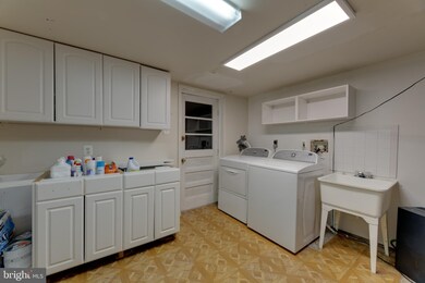 705 Skyline Ct NE, Vienna, VA 22180 - photo 6