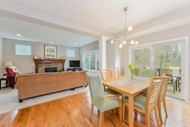 006-photo-dining-room-7033563