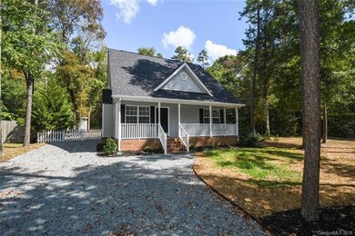 Driveway w/Spacious parking spaces
