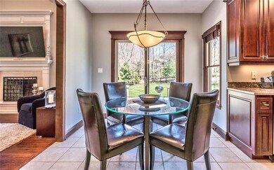 Sun Splashed Breakfast Bay - Opens To Outdoor Livi