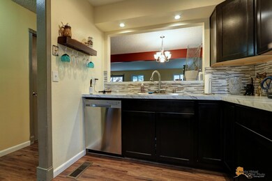 Kitchen w/Breakfast Bar