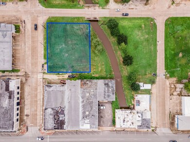 2021 Avenue H, Bay City, TX 77414 - photo 4