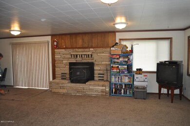 Family room w/fpl insert