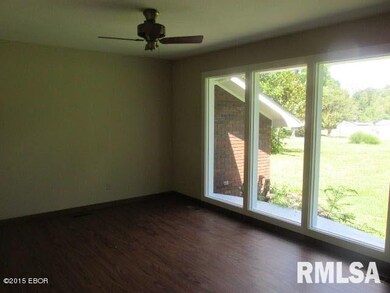 301 Saint Marys Dr, Harrisburg, IL 62946 - photo 6