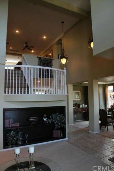Walk into the great entry way and Living room !!!!