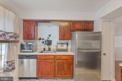 3833 Wildlife Ln, Burtonsville, MD 20866 - photo 2