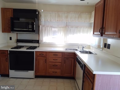 954 Lance Ave, Essex, MD 21221 - photo 7