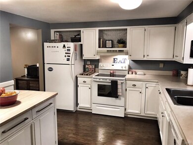 Renovated kitchen, so tastefully done!