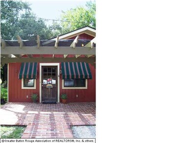 PRETTY SIDE ENTRY THROUGH ARBOR