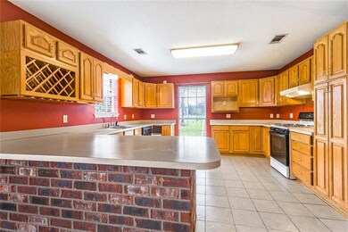 LOTS OF SPACE TO PREPARE YOUR FAVORITE MEALS & BRI