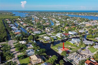 Direct access with no bridges to Naples Bay and th