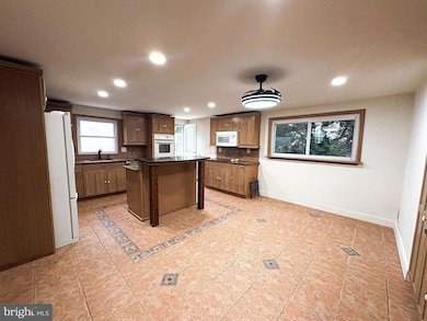 114 Nursery Ave, Levittown, PA 19057 - photo 4