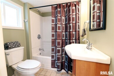 652 Cedar St, Davenport, IA 52802 - photo 7