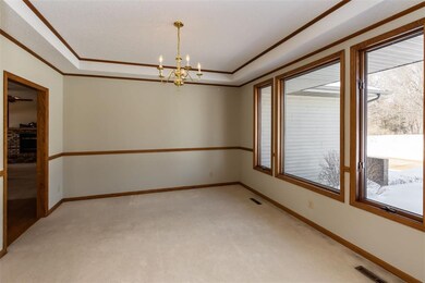 355 McKinsie Ct NE, Cedar Rapids, IA 52402 - photo 5