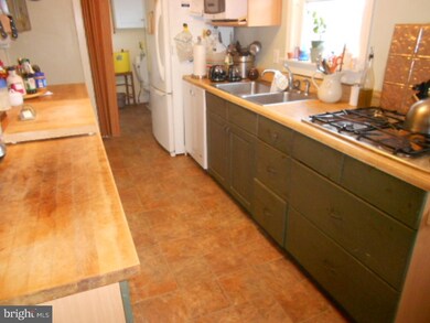 1581 Shenkel Rd, Pottstown, PA 19465 - photo 4