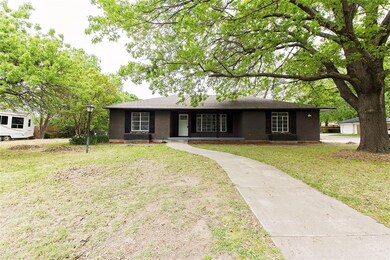 1219 N Howeth St, Gainesville, TX 76240 - photo 2