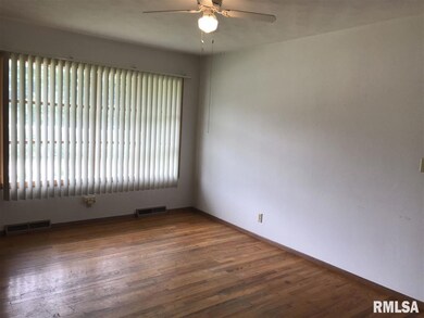 1637 W 43rd St, Davenport, IA 52806 - photo 5