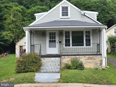 257 N Washington St, Berkeley Springs, WV 25411 - photo 2