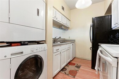 STACKABLE WASHER / DRYER!