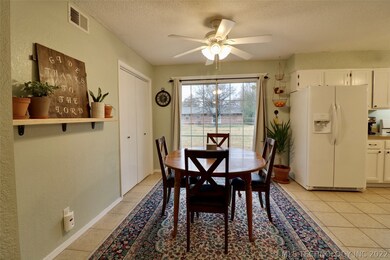 13694 S Hickory Place, Glenpool, OK 74033 - photo 3